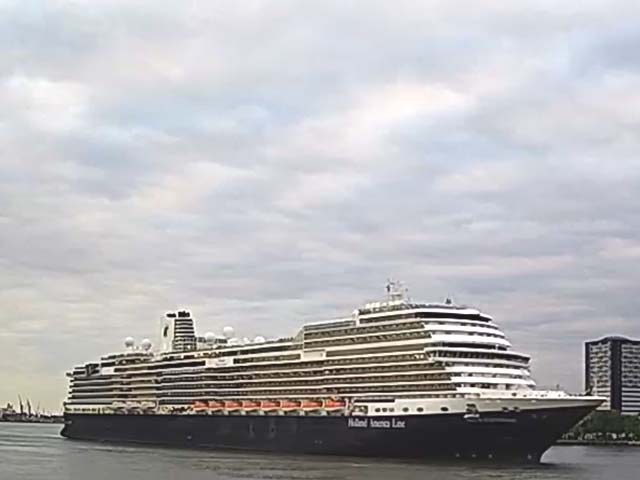 Cruiseschip ms Nieuw Statendam van de Holland America Line aan de Cruise Terminal Rotterdam